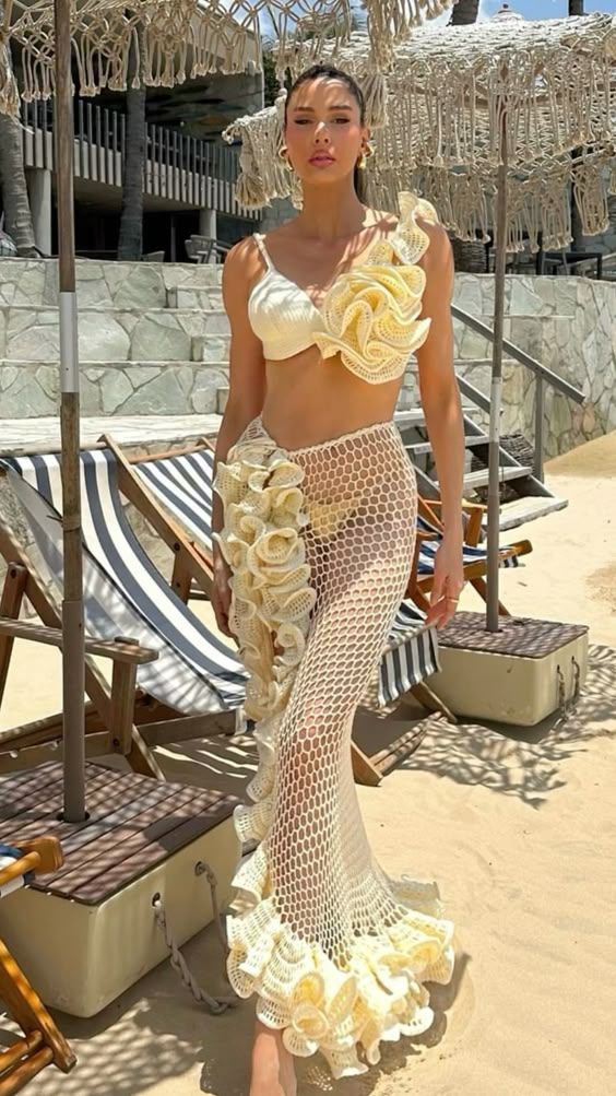 Editorial Ateliê Tricot, conjunto longo crochê na praia